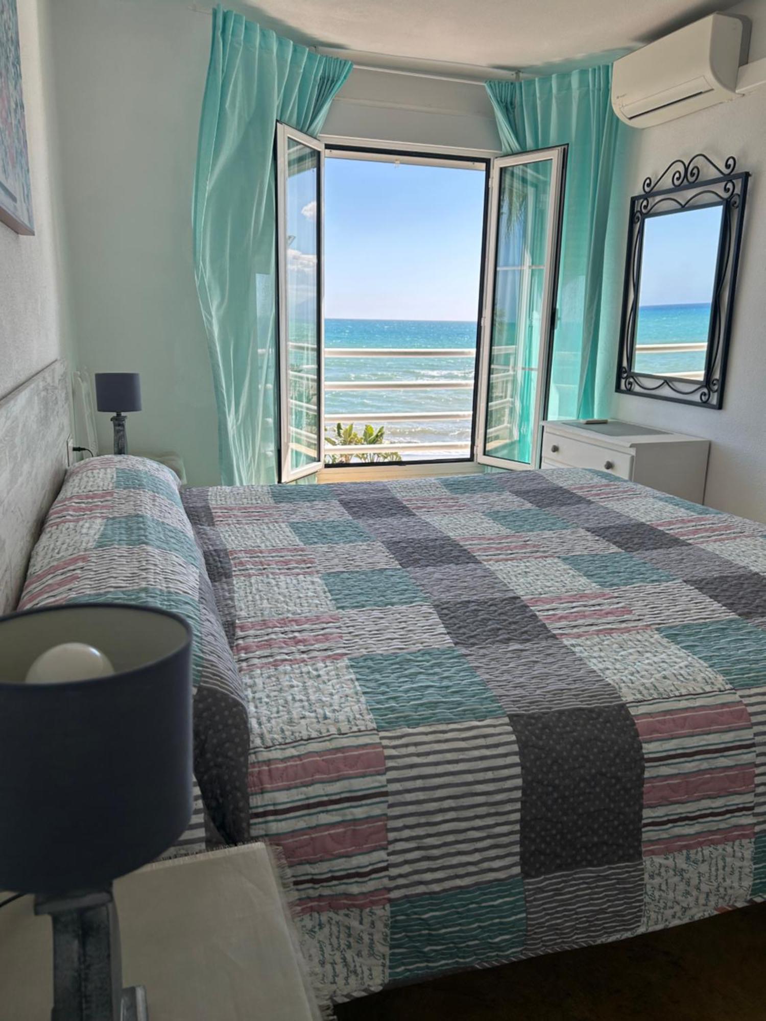 Apartamento Frente Al Mar,Primera Linea De Playa Rincon de la Victoria Exterior photo